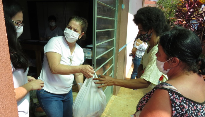 Rio Bonito - Famílias em situação de vulnerabilidade social receberam cestas de alimentos